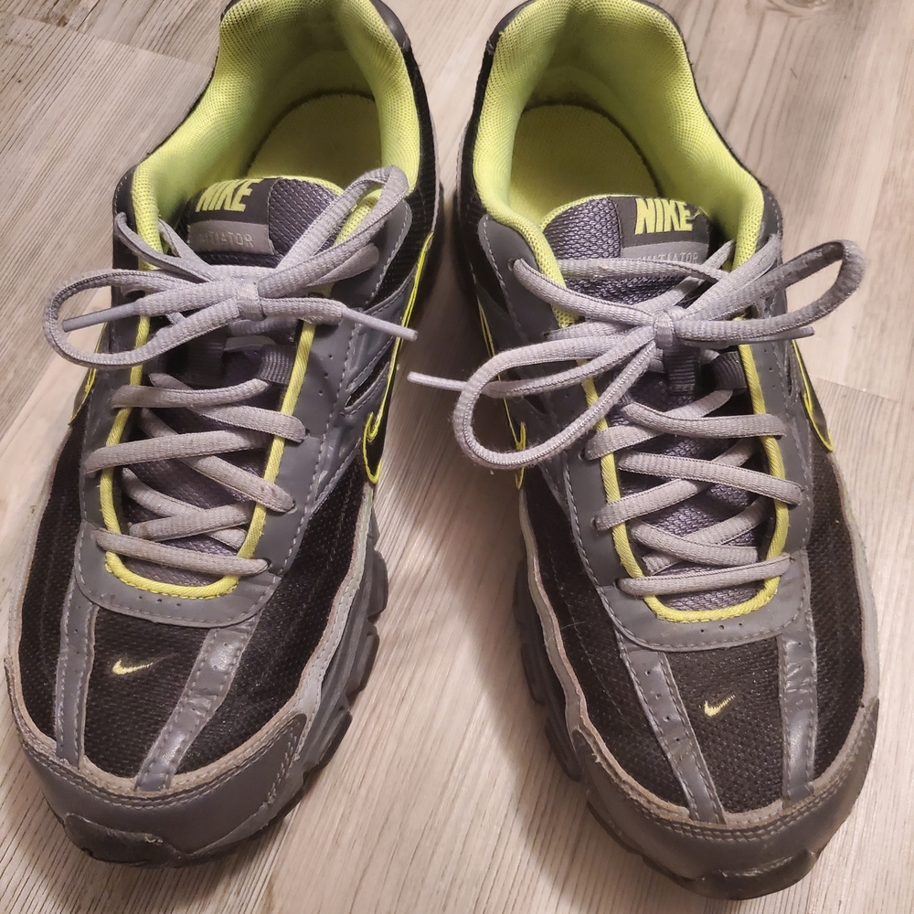 Nike Men's Black and Gray Athletic Shoes with Yellow Accents